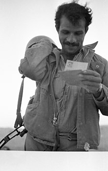 Soldado israeli recibe correspondencia 1969