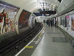 Het gebogen perron van de Northern Line