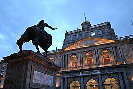 Escultura Carlos IV + Palacio de Minería.jpg