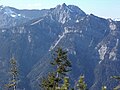 Äußeres Grubser Tobel links der Fichte, darüber die Elsspitze (1980 m), rechts hinter ihr das schneebedeckte Breithorn (Gaisberg, 2009 m). Rechts das Innere Grubser Tobel mit dem Stierkopf darüber.