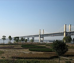 鏡湖区から蕪湖長江大橋（中国語版）を望む。対岸は鳩江区