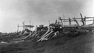 Halle commune semi-enterrée (Qargi) étayée avec des os de baleine à bosse, à Point Hope (Alaska) en 1885.