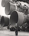Wernher von Braun vor dem Saturn V-Antrieb