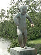 Escultura de bronce "El niño que llora" o "Sinnataggen"