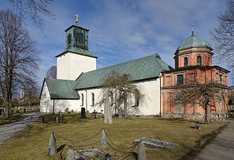 Spånga kyrka med Bondeska gravkoret. Kyrkan byggdes under andra hälften av 1100-talet i den tidigare Spånga socken. Gravkapellet tillfogades kyrkan i öster 1673.