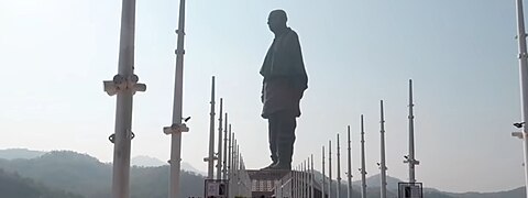 La estatua vista desde la acera de acceso pavimentada