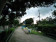 京王線桜上水駅北方地点。 下流部の多くはこのような遊歩道・公園になっている。 （杉並区下高井戸2丁目、北緯35度40分09.64秒 東経139度38分10.49秒﻿ / ﻿北緯35.6693444度 東経139.6362472度﻿ / 35.6693444; 139.6362472﻿ (下流部の遊歩道・公園)）