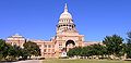Texas State Capitol building-front left front oblique view / Edificio del Capitolio Estatal de Texas (vista oblicua - frente izquierda frente)