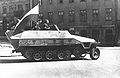 Polska flaga na „Szarym Wilku” – niemieckim transporterze Sd.Kfz.251. Zdobytym przez powstańców ze Zgrupowania „Krybar” na 5. dywizji SS Wiking.