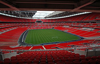 温布利球场为英格兰国家足球队主场，可容纳90,000名观众，是英国最大的体育场
