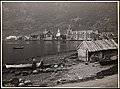 Bilde fra Odda i 1907; Agas Hotel og Hotel Hardanger sees midt i bildet, med kirken i midten. Bildet inngår i Nasjonalbibliotekets bildesamling. Foto: Marthinius Skøien