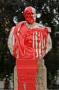 Le Monument au Général Storms aspergé le 13 juin 2020 de peinture rouge, symbole du sang des Congolais.