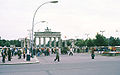 Besucher auf dem Pariser Platz an der weiträumig abgesperrten Ostseite des Brandenburger Tores im Juni 1977