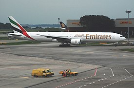 Un Boeing 777-300 d'Emirates au stationnement.