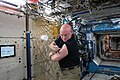 O comandante Kelly inocula em si mesmo uma vacina contra gripe; seu irmão gêmeo, Mark Kelly, faz o mesmo na Terra, ambos como parte do estudo para o programa One-Year Crew Mission.