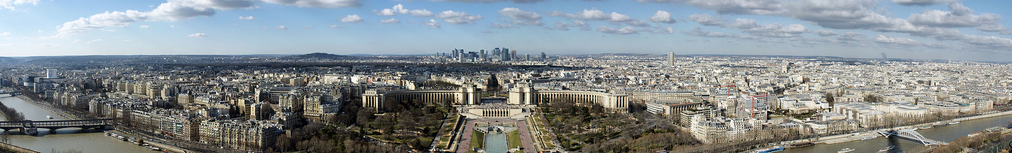 Panoramatický pohľad z Eiffelovej veže na mesto