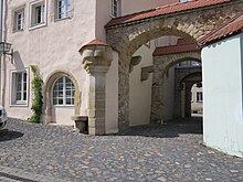Der wahrscheinlich aus dem 16. Jh. stammende Pranger wurde nach dem 2. Weltkrieg rekonstruiert und ist in seiner Form ungewöhnlich. Die beiden Kragsteine im Durchgang dienten als Galgen.