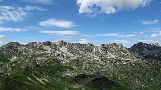 links das Nebelhorn, dann die Wengenköpfe und rechts der Große Daumen.