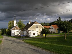 Náves: kaple a bývalá škola