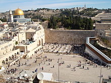 Zidul Plângerii și esplanada din fața lui, la stânga sus, geamia musulmană Cupola Stâncii