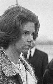 Photographie en noir et blanc d'une jeune femme de profil, portant des cheveux mi-longs.