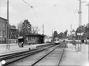 Alléparken spårvagnshållplats i Äppelviken 1931. Spårvagnen är på väg mot Alvik. Väntpaviljongen ritades av Waldemar Johanson.