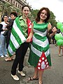 Abhaz kadınları bayrak figüründe kıyafetlerle