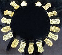 Collier ancien composé d'un fermoir et de 15 morceaux rectangulaires dorés et finement sculptés.