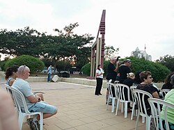 Памятная церемония в Беэр-Шеве на фоне мемориала жертвам теракта.