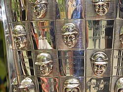 Johnnie Parsonsin kuva on ikuistettu Borg-Warner Trophy -palkintoon.