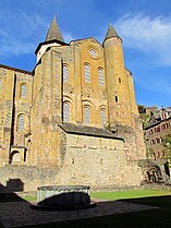 Vue partielle de l'abbatiale depuis le cloître.