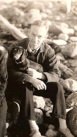 E. B. White sylissään koiransa Minnie.