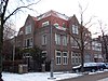 Linkerdeel van een in verstrakt 'Amsterdamse School' gebouwde dubbele hoekvilla