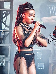 FKA twigs (16231835467) (cropped).jpg