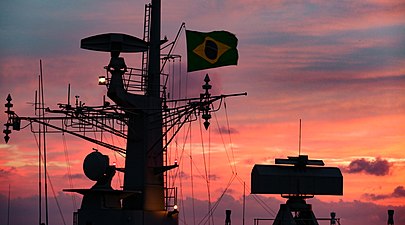 La bandera brasileña y el sistema de radar de la fragata Niterói (F40) en patrulla en la zona económica exclusiva.