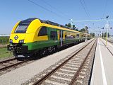 40. KW Die 4744 300 der GySEV-Baureihe auf der Plattform des Siemens Desiro ML, Raab-Oedenburg-Ebenfurter Eisenbahn (Raaberbahn) ungarisch Győr-Sopron-Ebenfurti Vasút Zrt., in Pamhagen im Burgenland (September 2016).