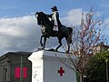 Le buste de la statue est orné d'un foulard de la Croix-Rouge, à l'occasion de la journée mondiale de la Croix-Rouge le 8 mai.