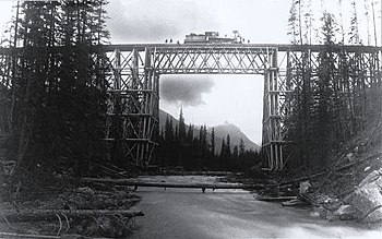 Locomotive sur le pont d'Old Ottertail Creek, 1885