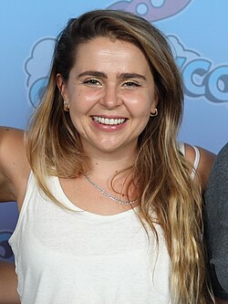 Mae Whitman 2023.