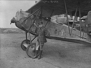 Majoren A.E. McKeever fotograferad 1919 vid flygbasen. Planet är taget från tyskarna och är av modellen Fokker D.VII.