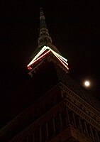 イタリア統一150周年を記念して三色旗様にライトアップしたトリノ市のモーレ・アントネリアーナ