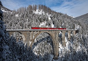 #5–6: A RhB Ge 4/4 II with a push–pull train crosses the Wiesen Viaduct between Wiesen and Filisur, Switzerland. – Attribution: Kabelleger / David Gubler (http://www.bahnbilder.ch) (License: GFDL / CC BY-SA 3.0)
