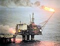 Den norske Statfjord A installation i 1982, med hotelplatformen Polymariner til venstre, med røde ben. Øverst til højre og nede til venstre afbrændes gas ved flaring.