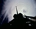 Совалката над тайфуна Оуен