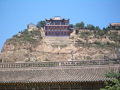Tempelj kitajskega budizma Nanhua Amituo Fo na hribu nad strehami sufijskega svetišča Yu Baba Gongbei