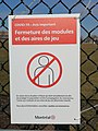 Affiche placardée sur les clôtures des modules et aires de jeux à Montréal en raison de la COVID-19