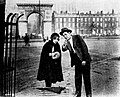 Bessie Love à Washington Square, New York (avec un acteur non identifié).