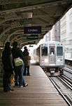 Personer som väntar på ett pendeltåg i Chicago, USA