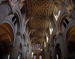 از قدیمی‌ترین بناهای آکسفورد دانشکده الهیات Christ Church Cathedral است که در سال ۱۱۶۰ تا ۱۲۰۰ میلادی ساخته شد.