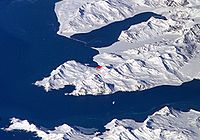 Thatcherhalvön med King Edward Cove och Grytviken, sett från norr.